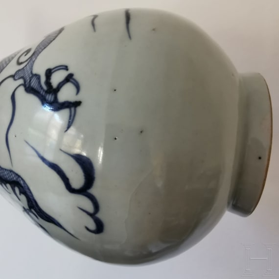 Birnenf&ouml;rmige blau-wei&szlig;e Vase (Ping) mit Drache, China, wohl Yuan-Dynastie