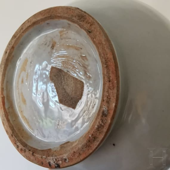 Birnenf&ouml;rmige blau-wei&szlig;e Vase (Ping) mit Drache, China, wohl Yuan-Dynastie