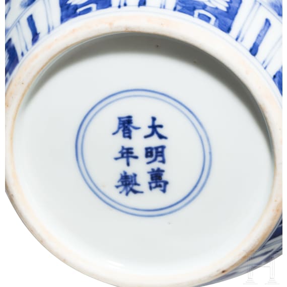 Blau-wei&szlig;e Vase mit fig&uuml;rlicher Szene mit Wanli-Sechszeichenmarke, China, wahrscheinlich aus dieser Zeit (1572 - 1620)