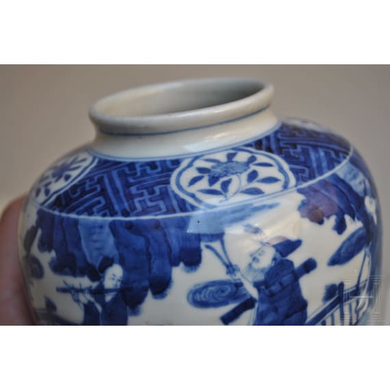 Blau-wei&szlig;e Vase mit fig&uuml;rlicher Szene mit Wanli-Sechszeichenmarke, China, wahrscheinlich aus dieser Zeit (1572 - 1620)