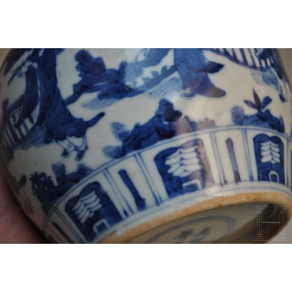 Blau-wei&szlig;e Vase mit fig&uuml;rlicher Szene mit Wanli-Sechszeichenmarke, China, wahrscheinlich aus dieser Zeit (1572 - 1620)