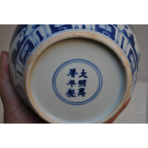 Blau-wei&szlig;e Vase mit fig&uuml;rlicher Szene mit Wanli-Sechszeichenmarke, China, wahrscheinlich aus dieser Zeit (1572 - 1620)