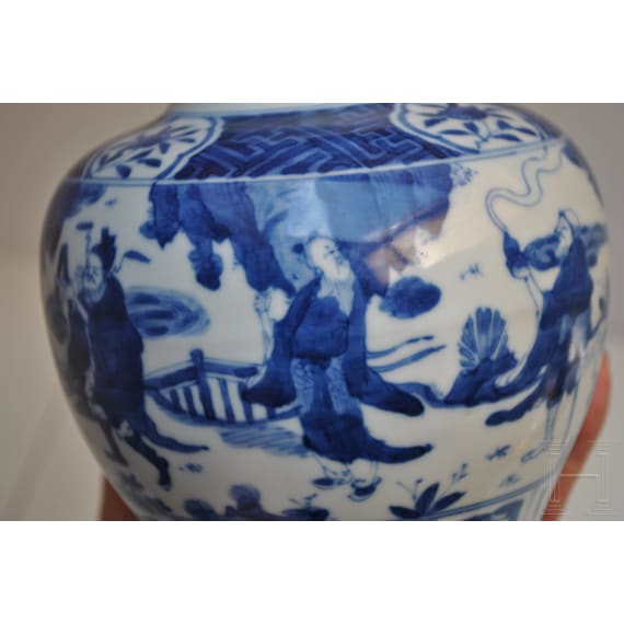 Blau-wei&szlig;e Vase mit fig&uuml;rlicher Szene mit Wanli-Sechszeichenmarke, China, wahrscheinlich aus dieser Zeit (1572 - 1620)