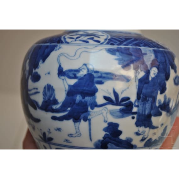 Blau-wei&szlig;e Vase mit fig&uuml;rlicher Szene mit Wanli-Sechszeichenmarke, China, wahrscheinlich aus dieser Zeit (1572 - 1620)