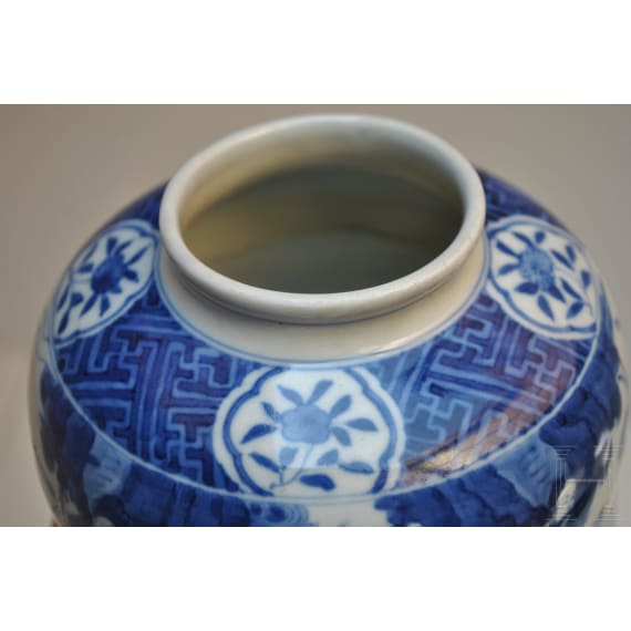 Blau-wei&szlig;e Vase mit fig&uuml;rlicher Szene mit Wanli-Sechszeichenmarke, China, wahrscheinlich aus dieser Zeit (1572 - 1620)