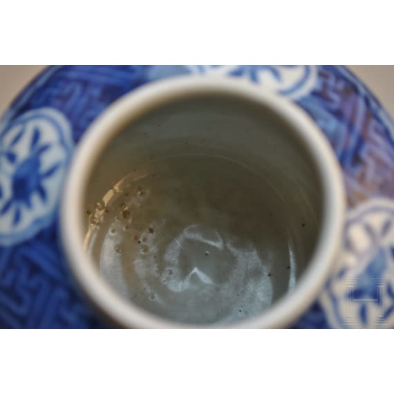 Blau-wei&szlig;e Vase mit fig&uuml;rlicher Szene mit Wanli-Sechszeichenmarke, China, wahrscheinlich aus dieser Zeit (1572 - 1620)
