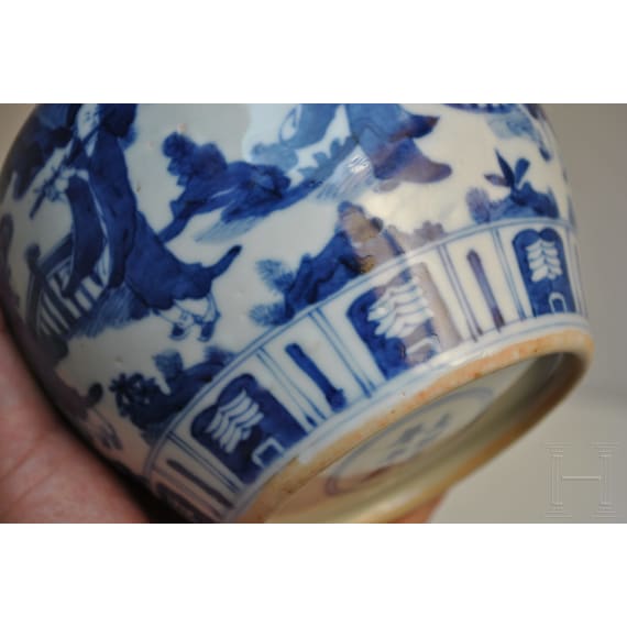 Blau-wei&szlig;e Vase mit fig&uuml;rlicher Szene mit Wanli-Sechszeichenmarke, China, wahrscheinlich aus dieser Zeit (1572 - 1620)