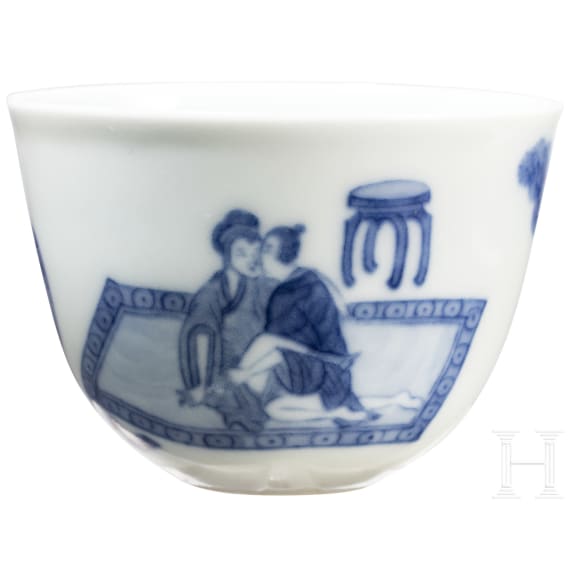 Blau-wei&szlig;es Koppchen mit erotischer Darstellung und Kangxi-Marke, wohl aus dieser Zeit (18. Jhdt.)