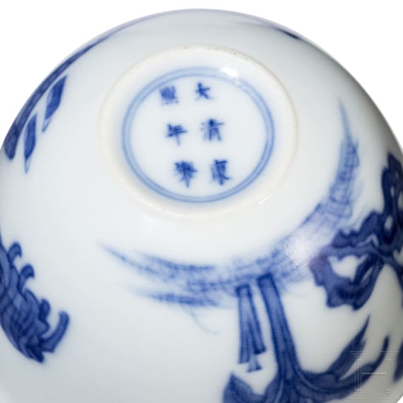 Blau-wei&szlig;es Koppchen mit erotischer Darstellung und Kangxi-Marke, wohl aus dieser Zeit (18. Jhdt.)