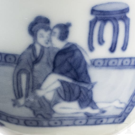 Blau-wei&szlig;es Koppchen mit erotischer Darstellung und Kangxi-Marke, wohl aus dieser Zeit (18. Jhdt.)