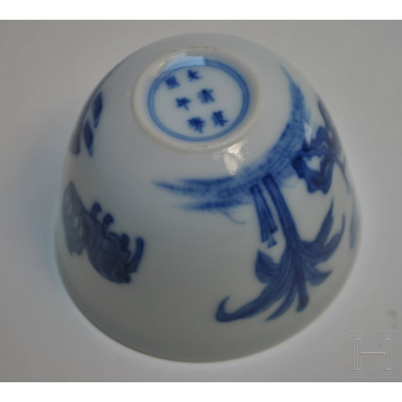 Blau-wei&szlig;es Koppchen mit erotischer Darstellung und Kangxi-Marke, wohl aus dieser Zeit (18. Jhdt.)