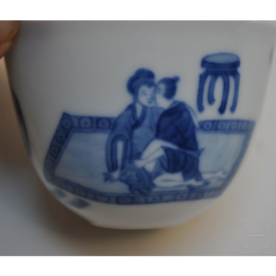 Blau-wei&szlig;es Koppchen mit erotischer Darstellung und Kangxi-Marke, wohl aus dieser Zeit (18. Jhdt.)