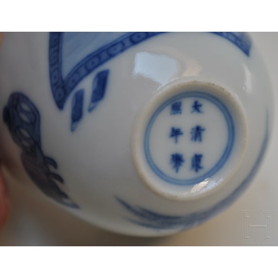 Blau-wei&szlig;es Koppchen mit erotischer Darstellung und Kangxi-Marke, wohl aus dieser Zeit (18. Jhdt.)