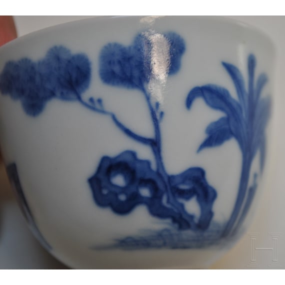 Blau-wei&szlig;es Koppchen mit erotischer Darstellung und Kangxi-Marke, wohl aus dieser Zeit (18. Jhdt.)