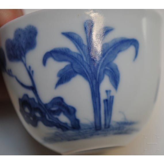 Blau-wei&szlig;es Koppchen mit erotischer Darstellung und Kangxi-Marke, wohl aus dieser Zeit (18. Jhdt.)