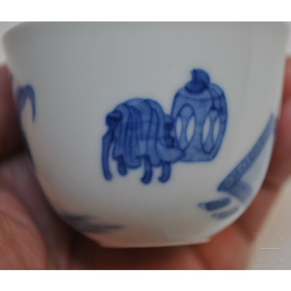 Blau-wei&szlig;es Koppchen mit erotischer Darstellung und Kangxi-Marke, wohl aus dieser Zeit (18. Jhdt.)