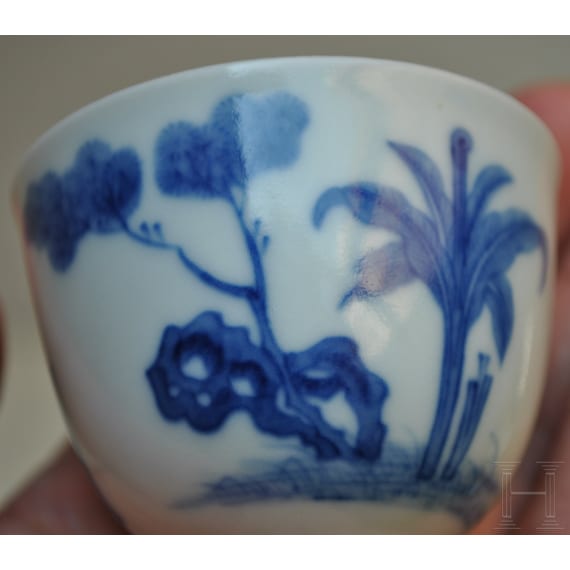 Blau-wei&szlig;es Koppchen mit erotischer Darstellung und Kangxi-Marke, wohl aus dieser Zeit (18. Jhdt.)