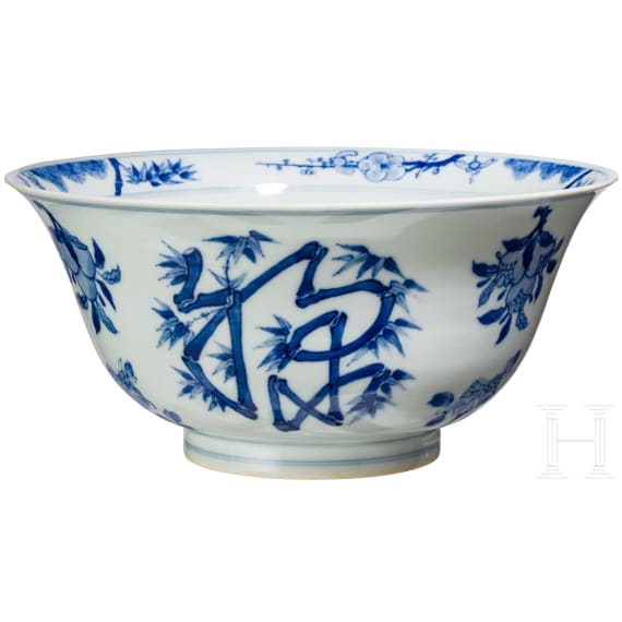 Blau-wei&szlig;e Schale mit dem Symbol f&uuml;r Langlebigkeit "Shou", China, wohl Kangxi-Periode