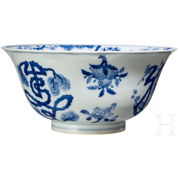 Blau-wei&szlig;e Schale mit dem Symbol f&uuml;r Langlebigkeit "Shou", China, wohl Kangxi-Periode