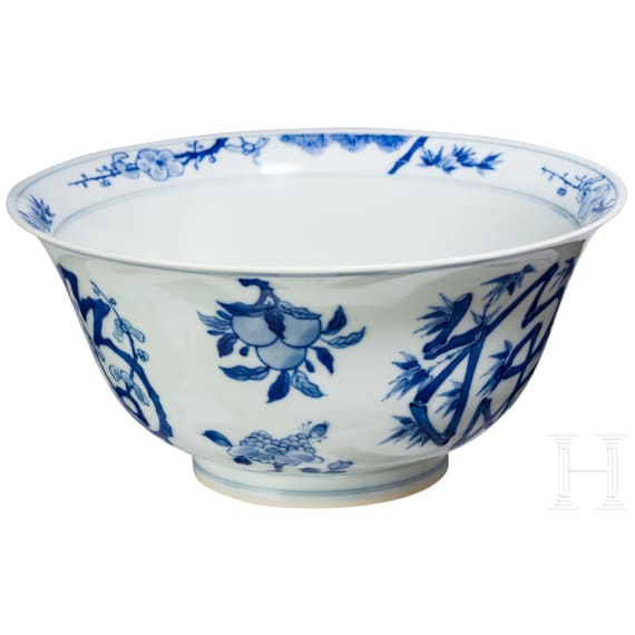 Blau-wei&szlig;e Schale mit dem Symbol f&uuml;r Langlebigkeit "Shou", China, wohl Kangxi-Periode