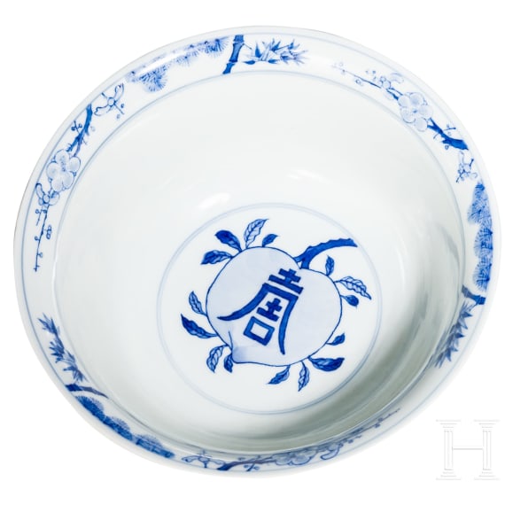 Blau-wei&szlig;e Schale mit dem Symbol f&uuml;r Langlebigkeit "Shou", China, wohl Kangxi-Periode