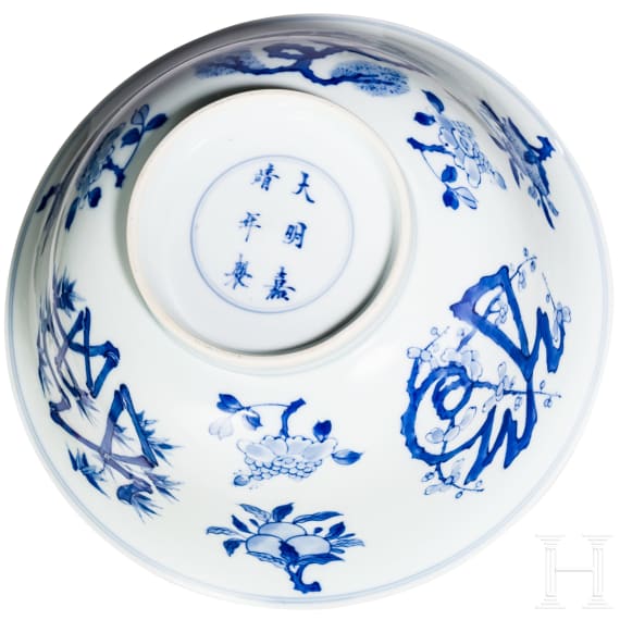 Blau-wei&szlig;e Schale mit dem Symbol f&uuml;r Langlebigkeit "Shou", China, wohl Kangxi-Periode