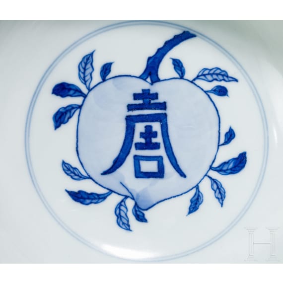 Blau-wei&szlig;e Schale mit dem Symbol f&uuml;r Langlebigkeit "Shou", China, wohl Kangxi-Periode