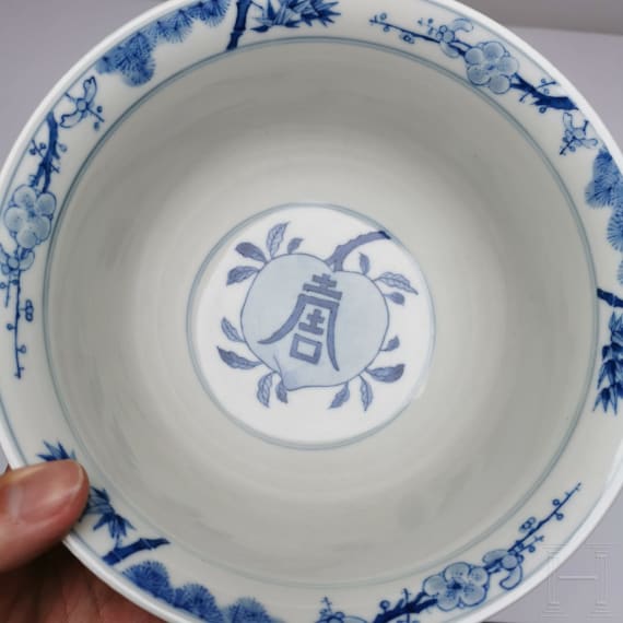 Blau-wei&szlig;e Schale mit dem Symbol f&uuml;r Langlebigkeit "Shou", China, wohl Kangxi-Periode