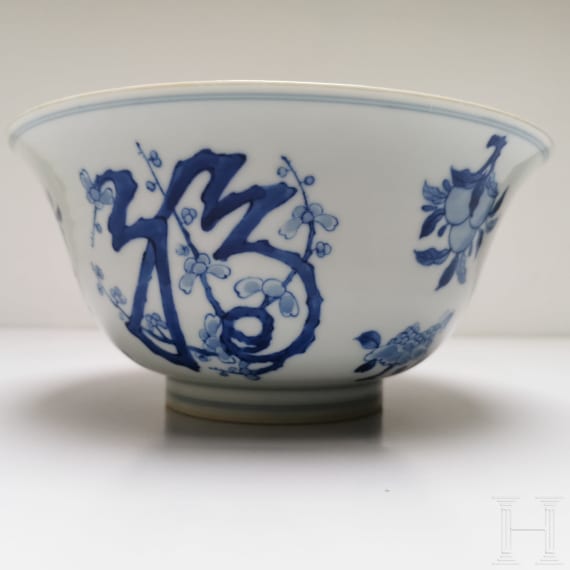 Blau-wei&szlig;e Schale mit dem Symbol f&uuml;r Langlebigkeit "Shou", China, wohl Kangxi-Periode