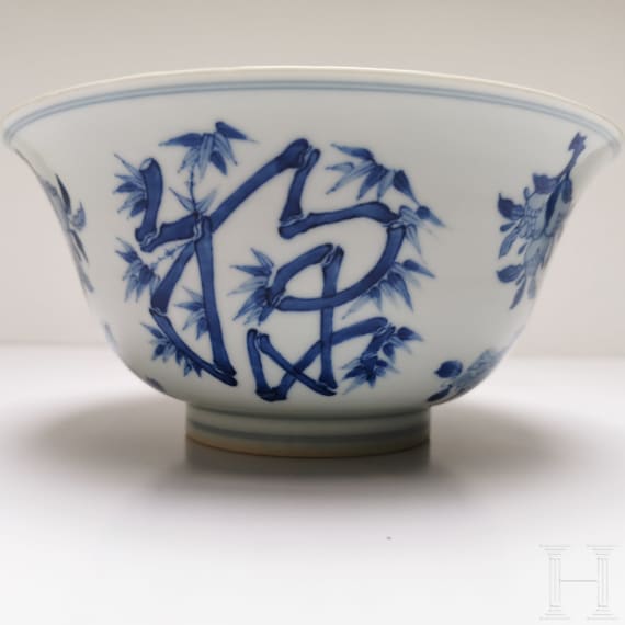 Blau-wei&szlig;e Schale mit dem Symbol f&uuml;r Langlebigkeit "Shou", China, wohl Kangxi-Periode