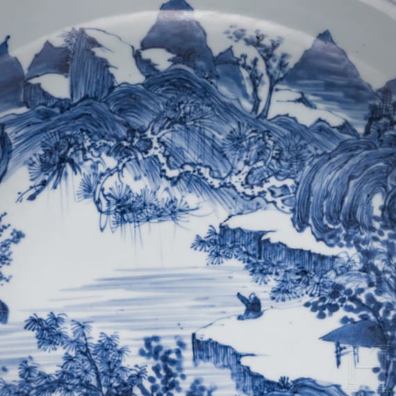 Gro&szlig;e blau-wei&szlig;e Schale mit Landschaftsszenerie, China, wohl Kangxi-Periode