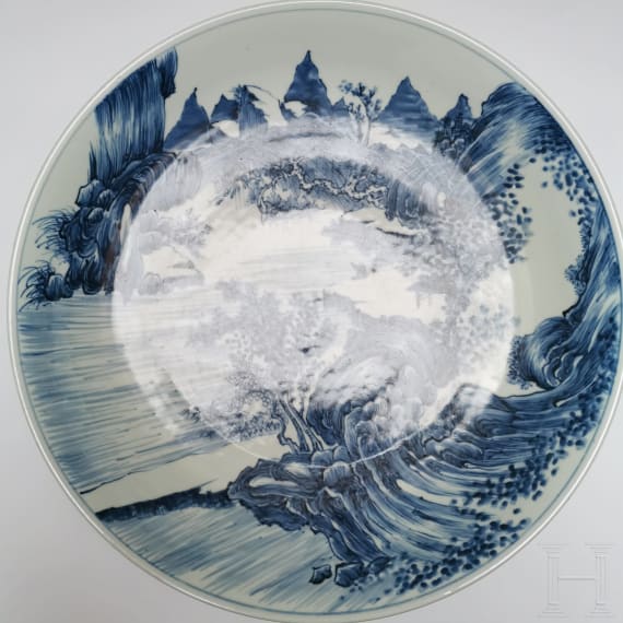 Gro&szlig;e blau-wei&szlig;e Schale mit Landschaftsszenerie, China, wohl Kangxi-Periode