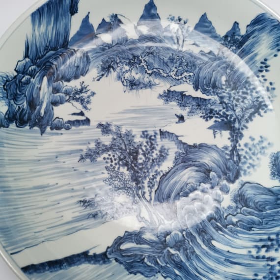 Gro&szlig;e blau-wei&szlig;e Schale mit Landschaftsszenerie, China, wohl Kangxi-Periode