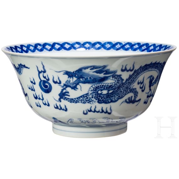 Blau-wei&szlig;e Schale mit Drachen, China, wohl Kangxi-Periode