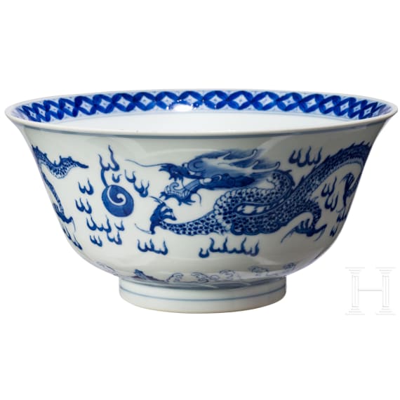 Blau-wei&szlig;e Schale mit Drachen, China, wohl Kangxi-Periode
