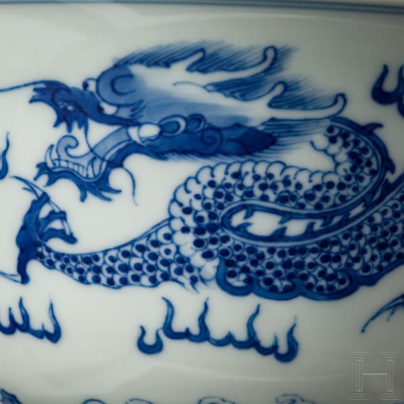 Blau-wei&szlig;e Schale mit Drachen, China, wohl Kangxi-Periode