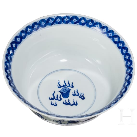 Blau-wei&szlig;e Schale mit Drachen, China, wohl Kangxi-Periode