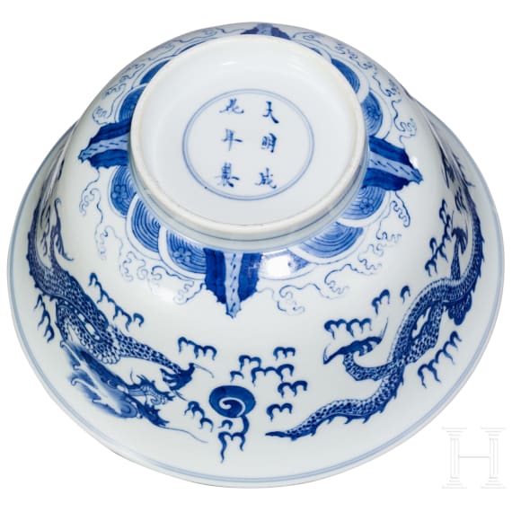 Blau-wei&szlig;e Schale mit Drachen, China, wohl Kangxi-Periode