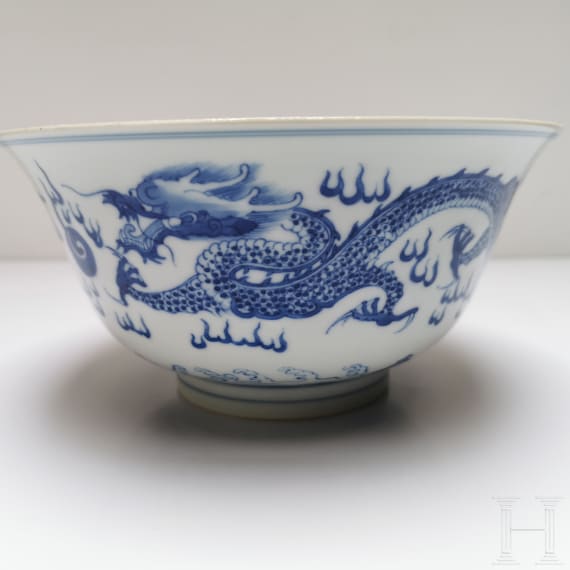 Blau-wei&szlig;e Schale mit Drachen, China, wohl Kangxi-Periode