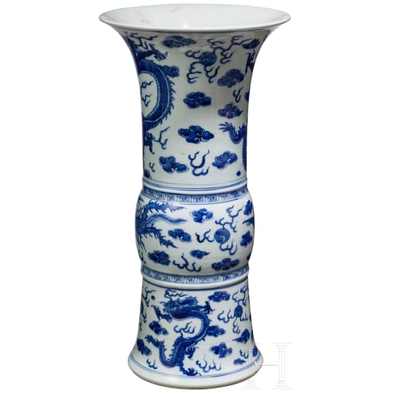 Gro&szlig;e blau-wei&szlig;e Gu-Vase mit Ph&ouml;nixen und Drachen, China, wohl Kangxi-Periode (Anfang 18. Jhdt.)