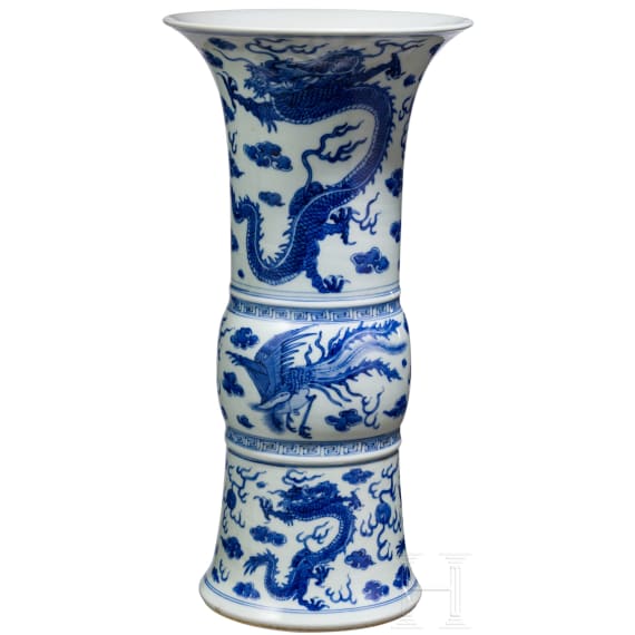 Gro&szlig;e blau-wei&szlig;e Gu-Vase mit Ph&ouml;nixen und Drachen, China, wohl Kangxi-Periode (Anfang 18. Jhdt.)
