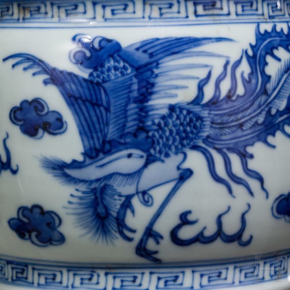 Gro&szlig;e blau-wei&szlig;e Gu-Vase mit Ph&ouml;nixen und Drachen, China, wohl Kangxi-Periode (Anfang 18. Jhdt.)
