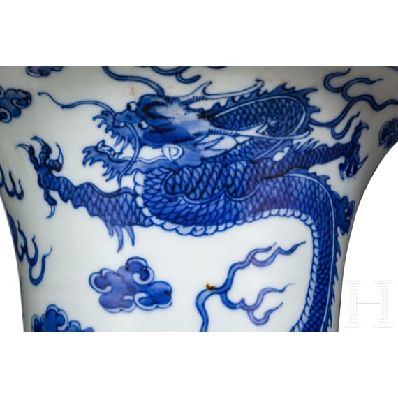 Gro&szlig;e blau-wei&szlig;e Gu-Vase mit Ph&ouml;nixen und Drachen, China, wohl Kangxi-Periode (Anfang 18. Jhdt.)