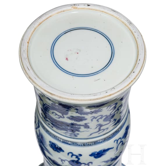 Gro&szlig;e blau-wei&szlig;e Gu-Vase mit Ph&ouml;nixen und Drachen, China, wohl Kangxi-Periode (Anfang 18. Jhdt.)