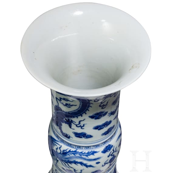 Gro&szlig;e blau-wei&szlig;e Gu-Vase mit Ph&ouml;nixen und Drachen, China, wohl Kangxi-Periode (Anfang 18. Jhdt.)