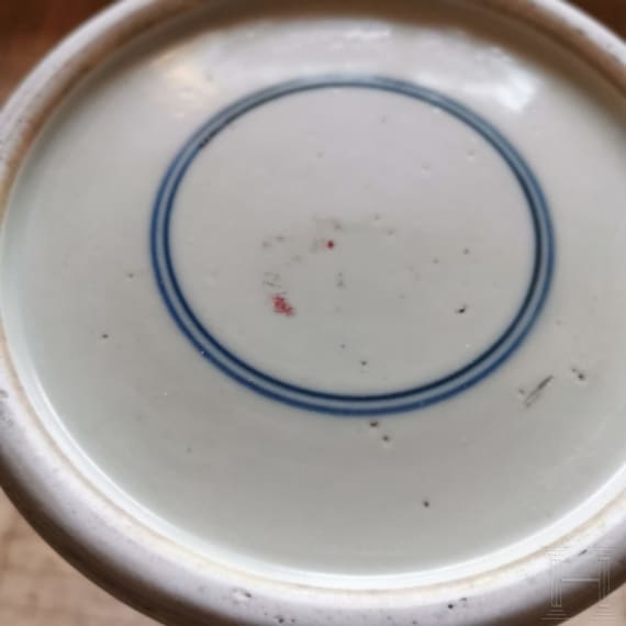Gro&szlig;e blau-wei&szlig;e Gu-Vase mit Ph&ouml;nixen und Drachen, China, wohl Kangxi-Periode (Anfang 18. Jhdt.)