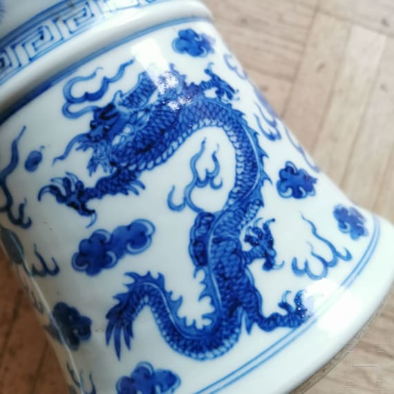 Gro&szlig;e blau-wei&szlig;e Gu-Vase mit Ph&ouml;nixen und Drachen, China, wohl Kangxi-Periode (Anfang 18. Jhdt.)