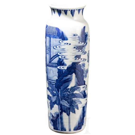 Gro&szlig;e blaue-wei&szlig;e Vase mit Soldatenszene, China, wohl Kangxi-Periode (18. Jhdt.)