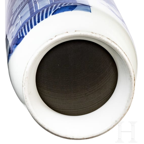 Gro&szlig;e blaue-wei&szlig;e Vase mit Soldatenszene, China, wohl Kangxi-Periode (18. Jhdt.)