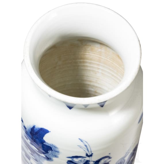 Gro&szlig;e blaue-wei&szlig;e Vase mit Soldatenszene, China, wohl Kangxi-Periode (18. Jhdt.)
